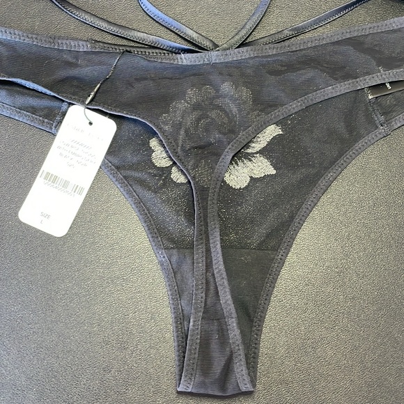 3/$25 Embroidered flower thong by Understance | size L - Picture 3 of 4
